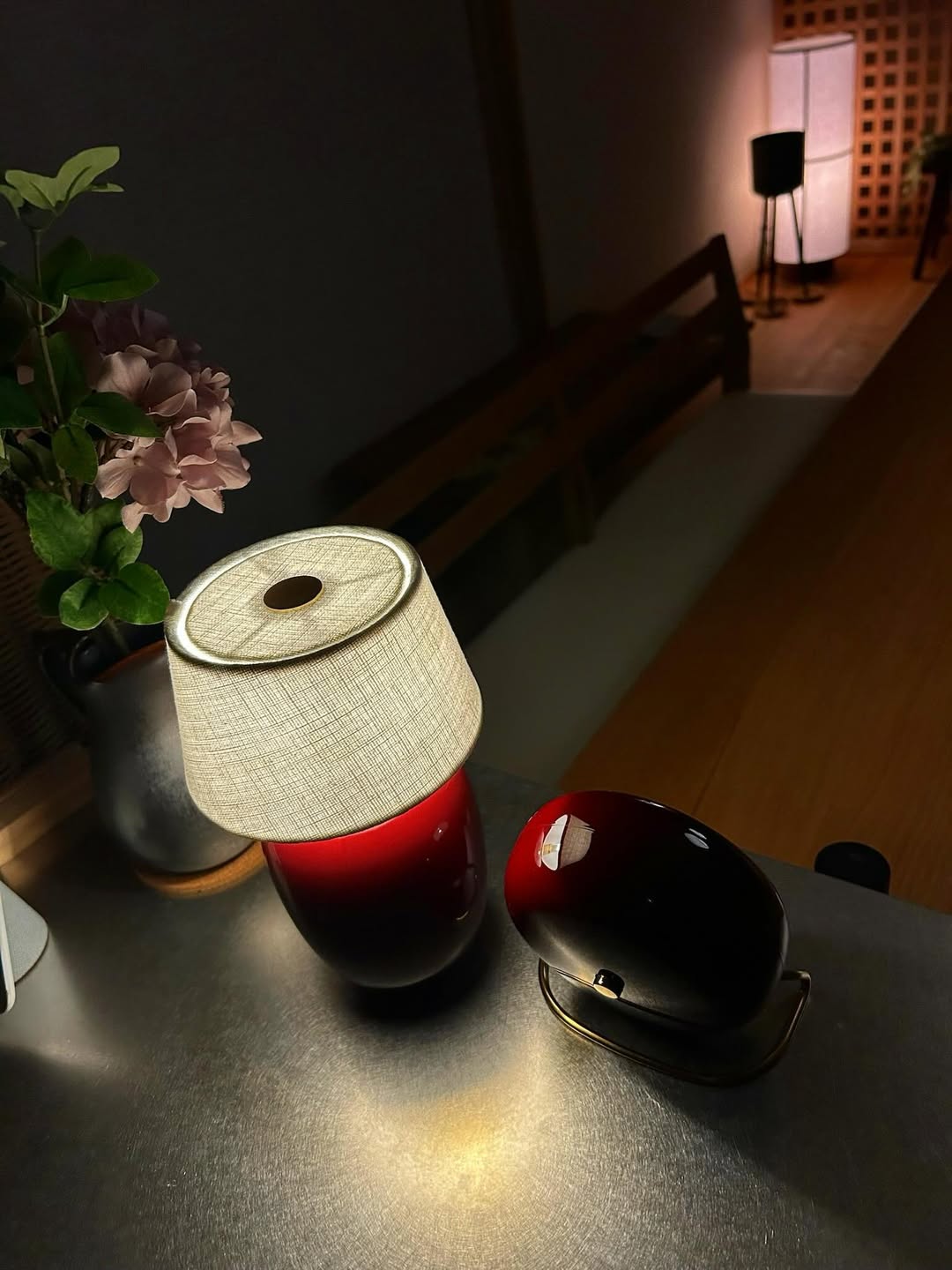 お客様宅の照明が灯った夜の室内シーン（全体）