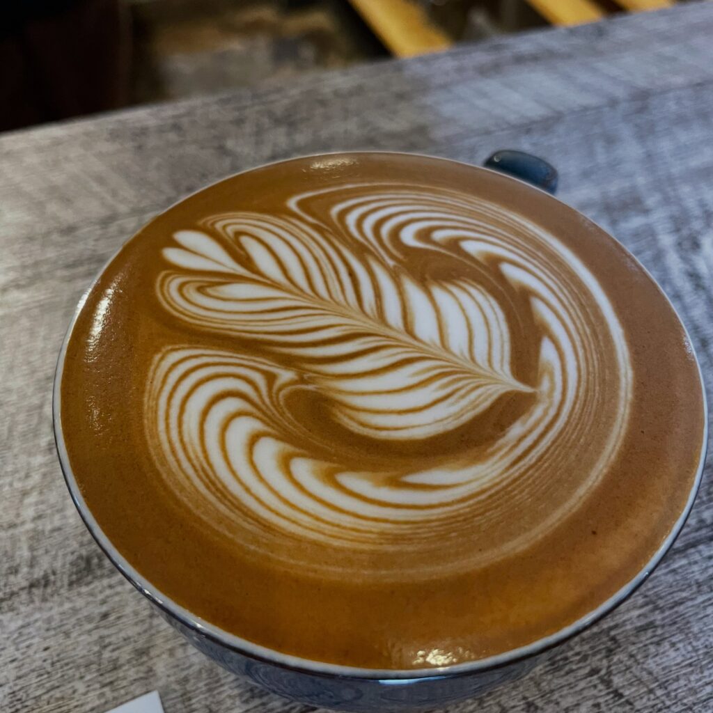 PRIMAL COFFEE店内に並ぶフリッツ・ハンセンのチェア