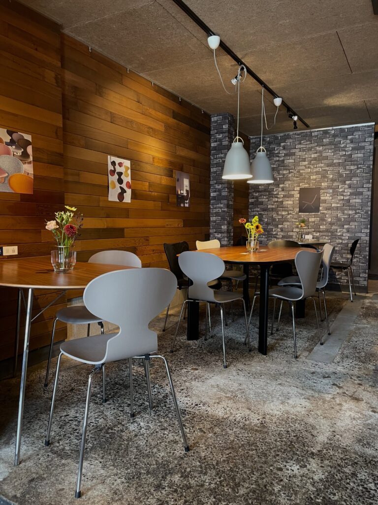 本日オープンしたPRIMAL COFFEE店内のフリッツ・ハンセン カフェ