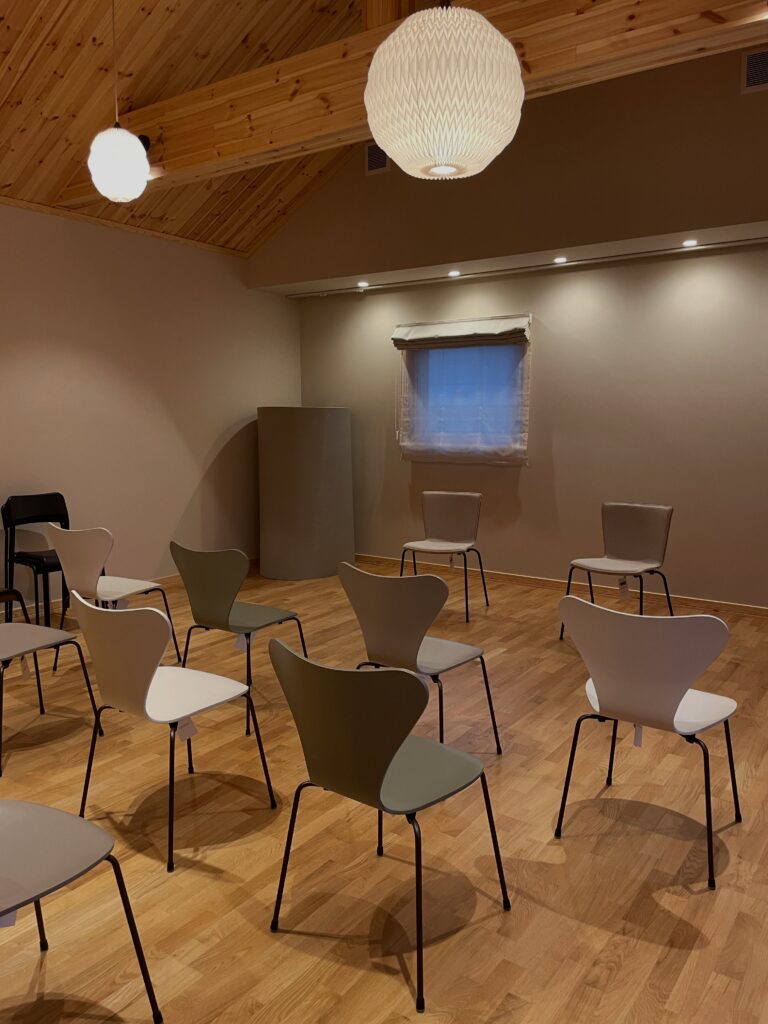 Kinotoの木造音楽ホールとペンダント照明