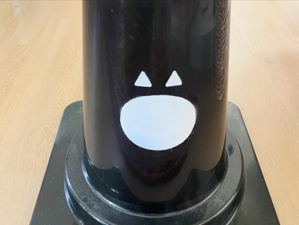 エノアのカラーに合わせたアリンコチェアとペールローズの照明