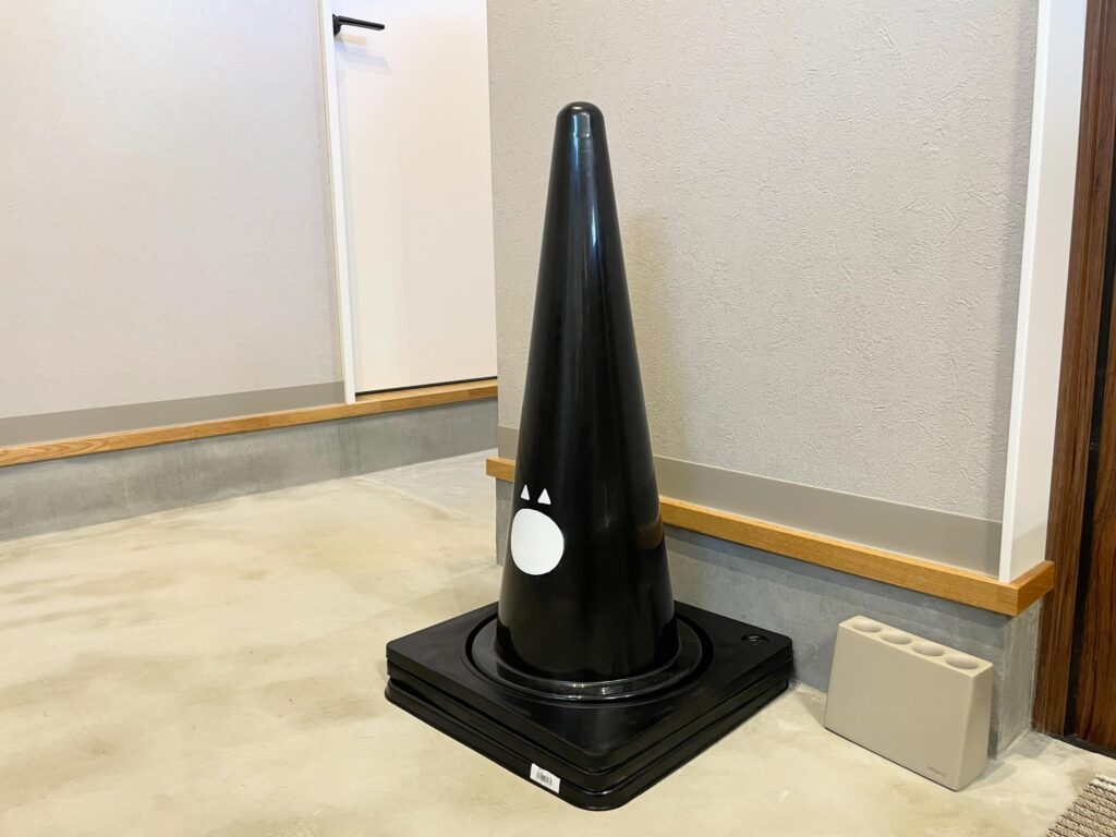 エノアのカラーに合わせたアリンコチェアとペールローズの照明