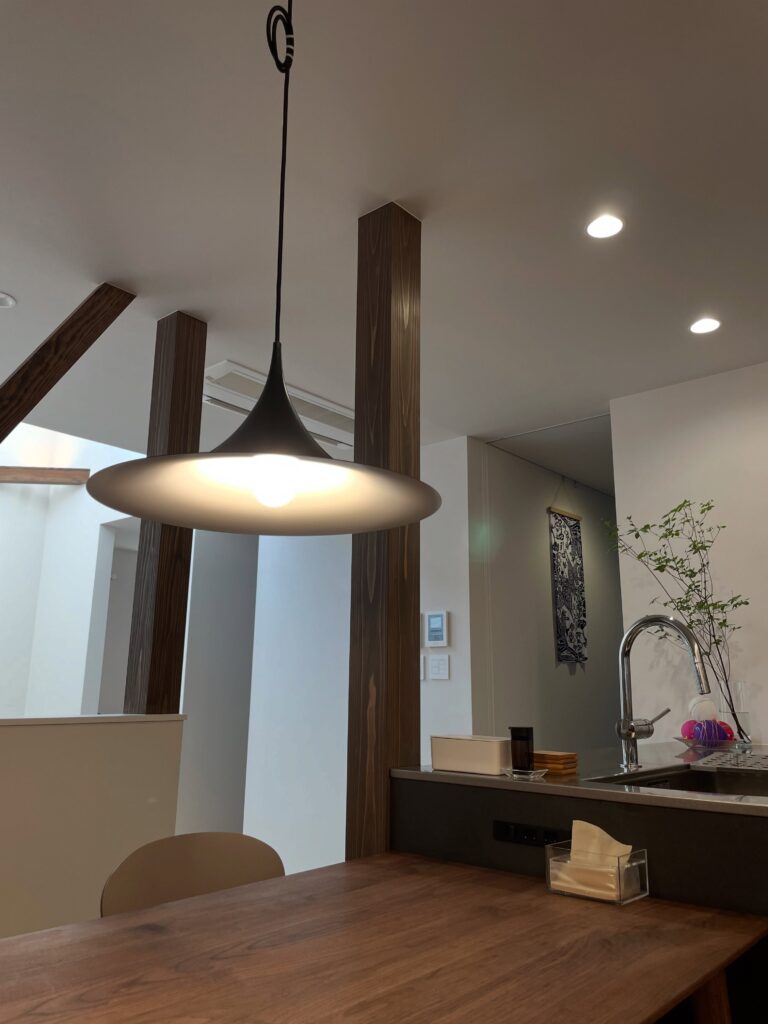 新潟の住まいに納品したダイニングチェアとテーブル