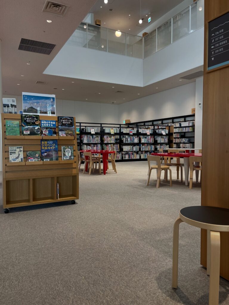 山形県の酒田市立中央図書館の館内。名作家具が並ぶ閲覧スペース