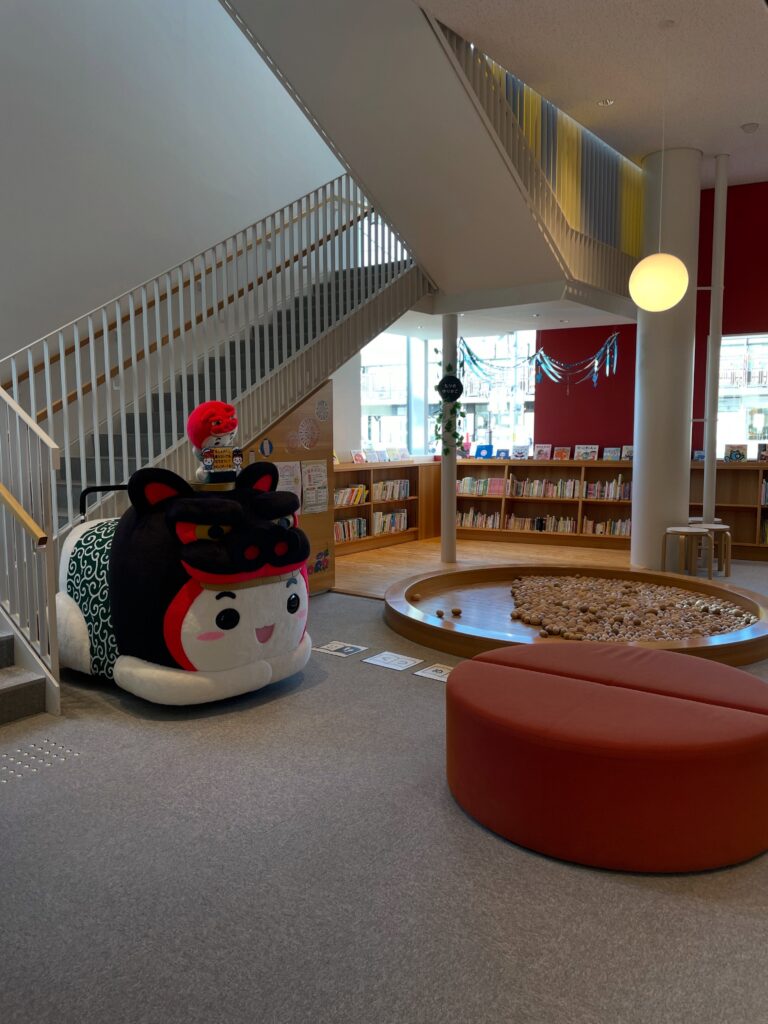 酒田市立中央図書館に吊るされたネルソンバブルランプ