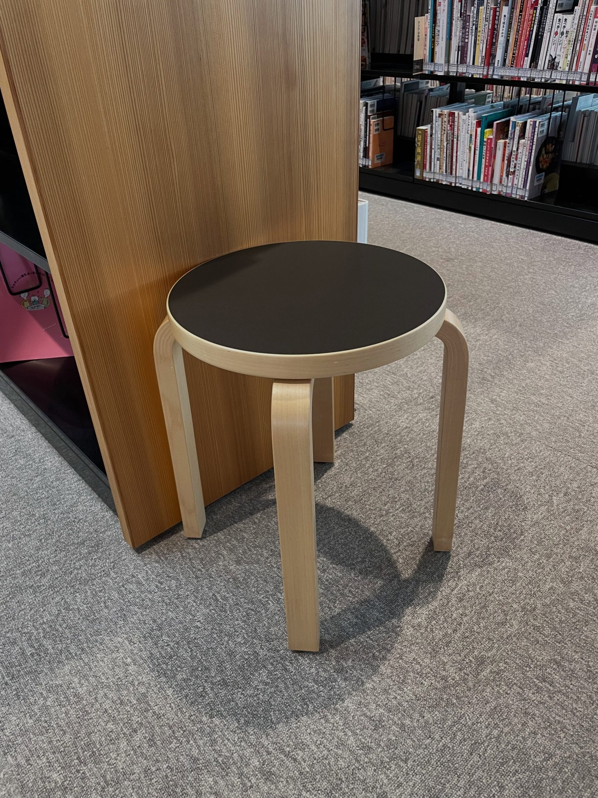 図書館で普段使いされているartekのスツールE60