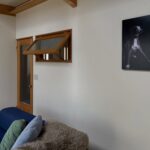 愛犬を描いたBowtraitのアートを飾ったリビング