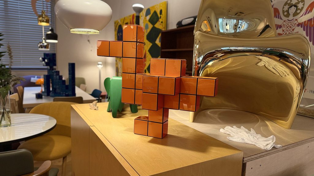 フィンチアンドホーム店頭で製作中のパントンキューブの作品