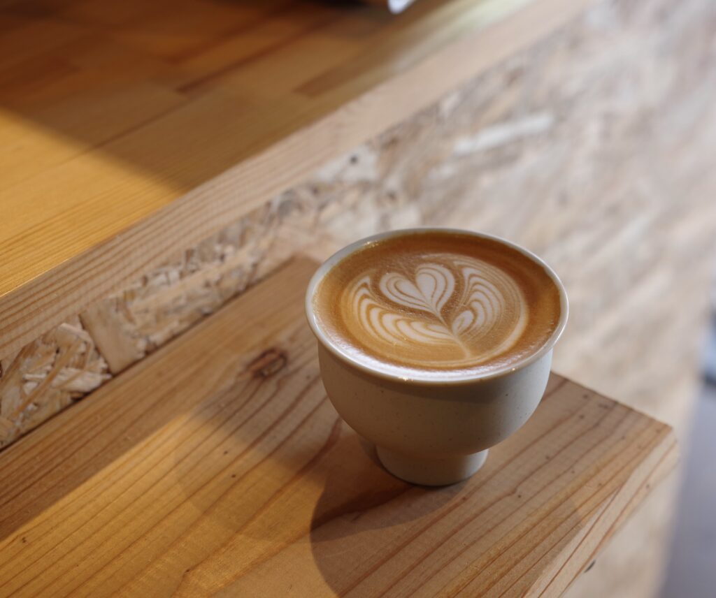 BRUNO 北欧家具とCOFFEEの店内、北欧家具とコーヒーが並ぶ様子