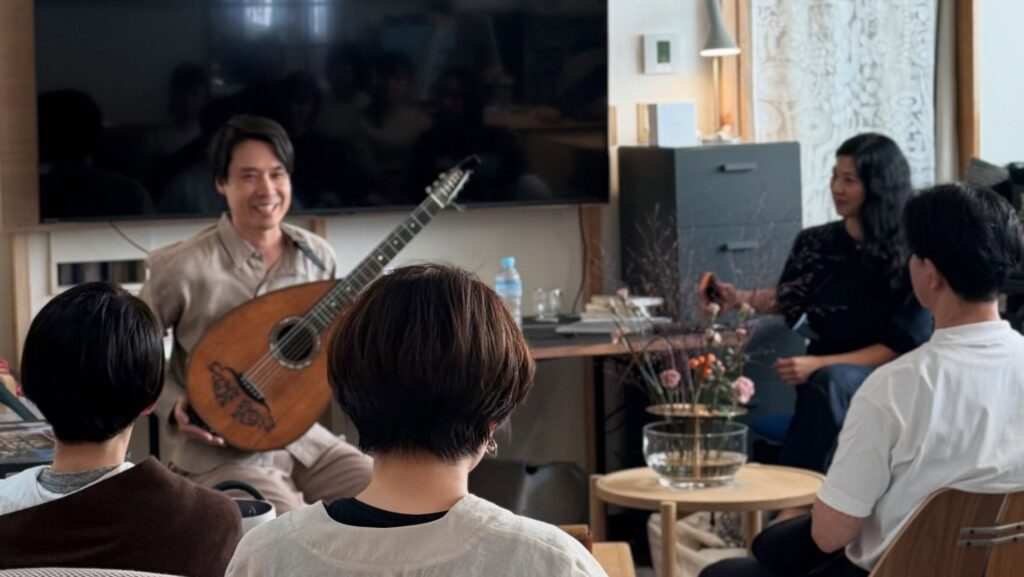 セミナー会場でリュートギターを演奏する植木さん
