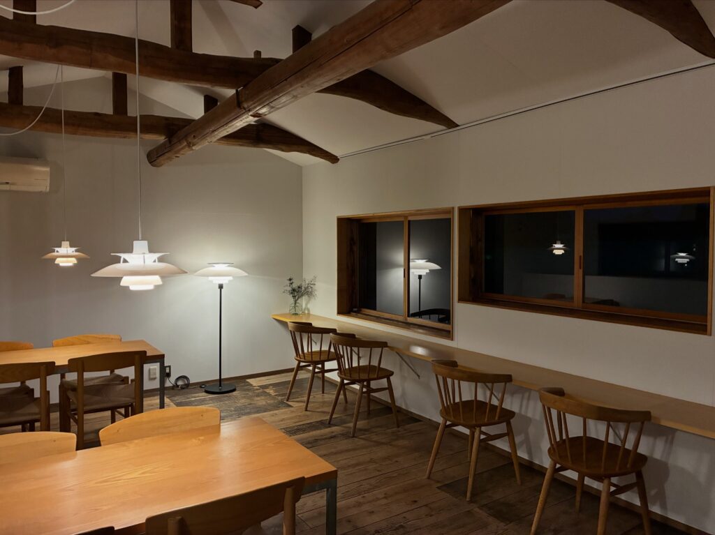 yamaga coffeeの窓から見える三条市下田の山並みとカウンター席