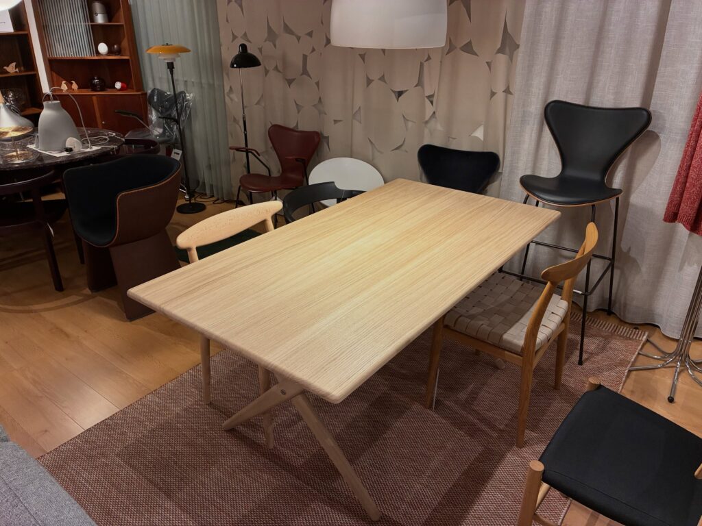 KASTHALL 2026年新作ラグ BON bonとAtlasを敷いた店内の床