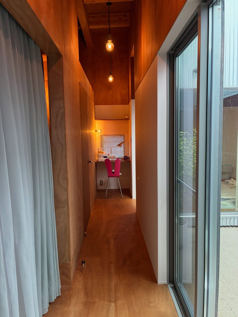 クリエーションバウマンのソプラノとマナを組み合わせた淡いピンクとグリーンのカーテン