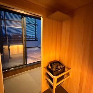 新潟の住宅に施工したハルビアのヒーター付きオリジナルサウナルーム